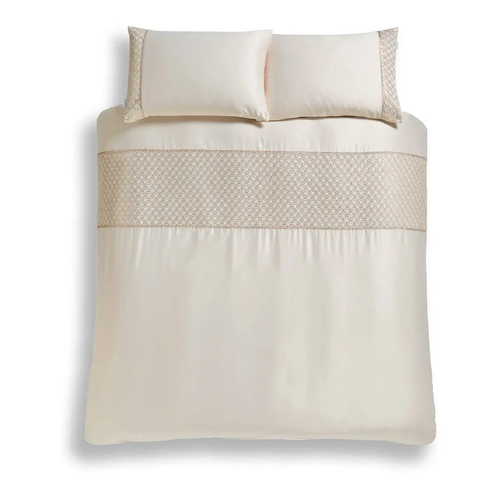 Lenjerie de pat bej din microsatin pentru pat dublu, extinsă 230x220 cm Deco Sequin – Catherine Lansfield