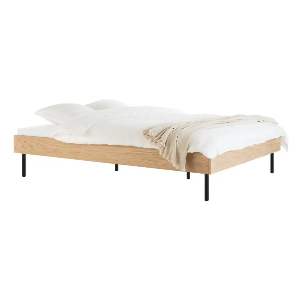 Pat matrimonial în culoare naturală din placă aglomerată de lemn cu aspect de lemn de stejar fără tăblie cu somieră 180x200 cm Streiko – noo.ma