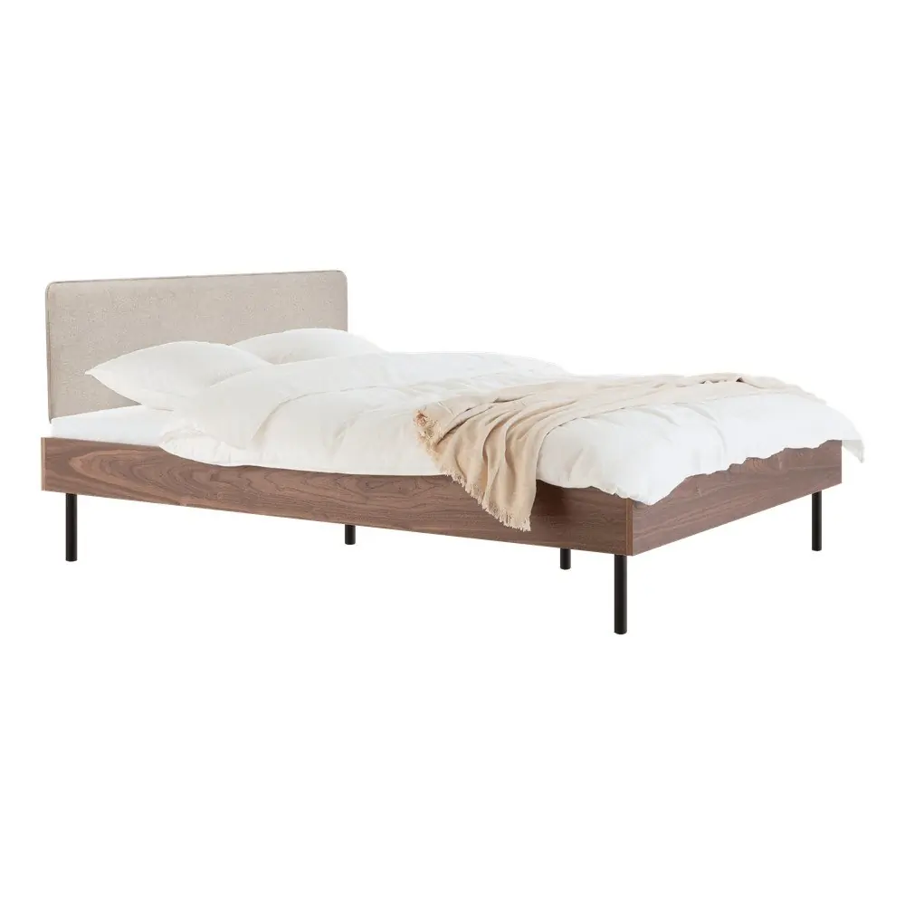 Pat matrimonial în culoare naturală închisă tapițat/din placă aglomerată de lemn cu aspect de lemn de nuc cu somieră 200x200 cm Streiko – noo.ma