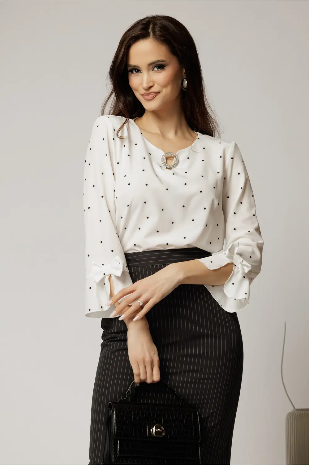 Bluza alba cu buline din voal cu funde la maneci si brosa la decolteu