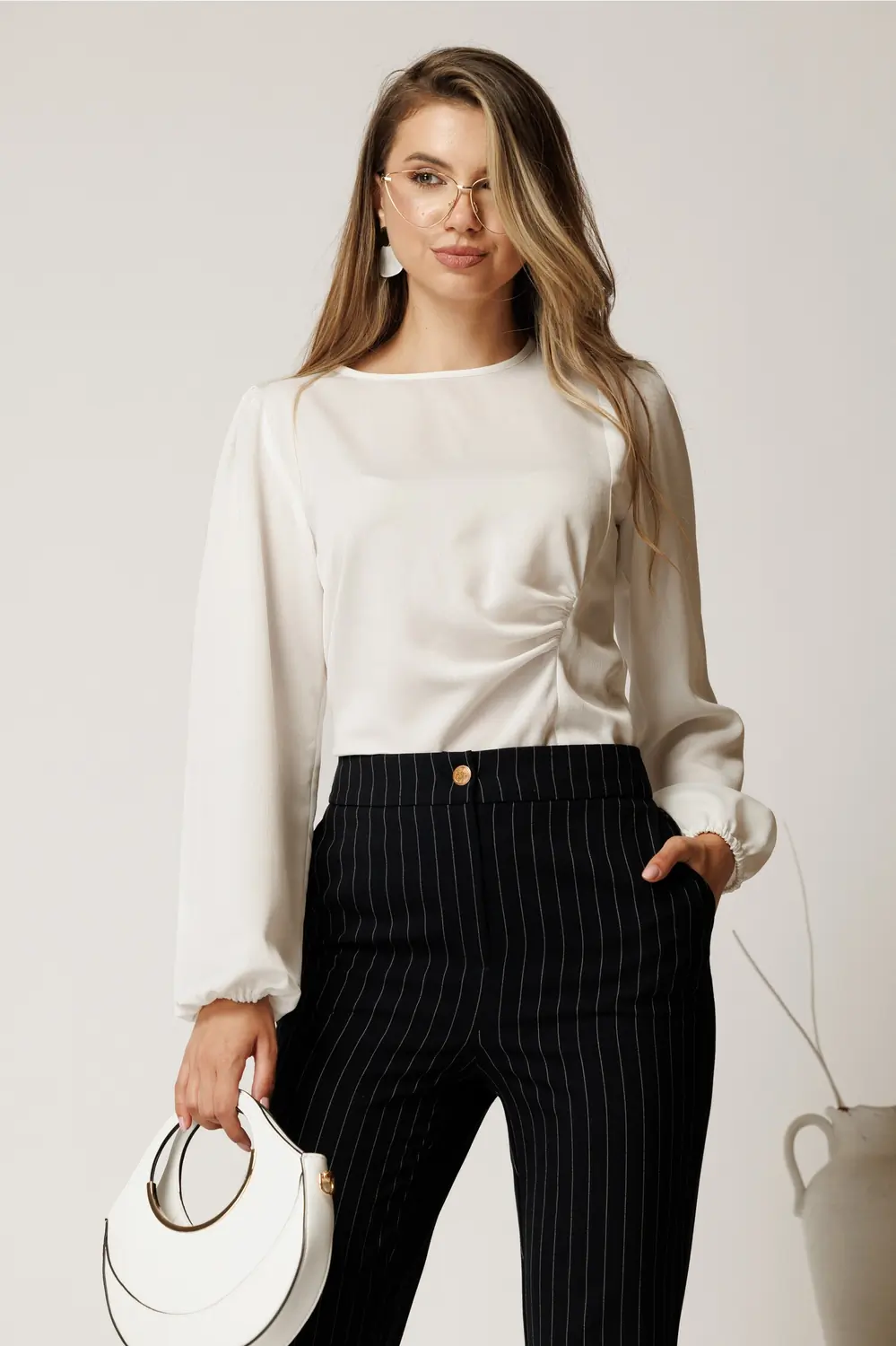 Bluza alba din crep cu fronseu in talie