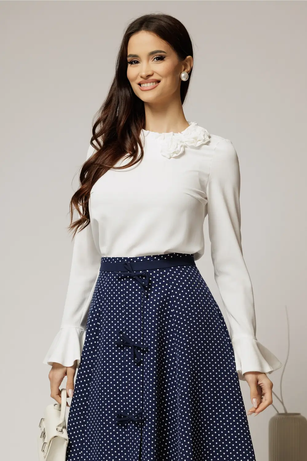 Bluza alba din voal plin cu detaliu floral la guler si gulerul incretit