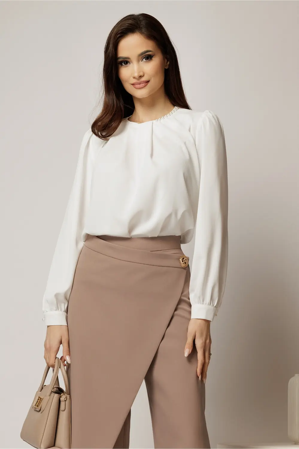 Bluza alba din voal plin cu perle la decolteu si pliuri