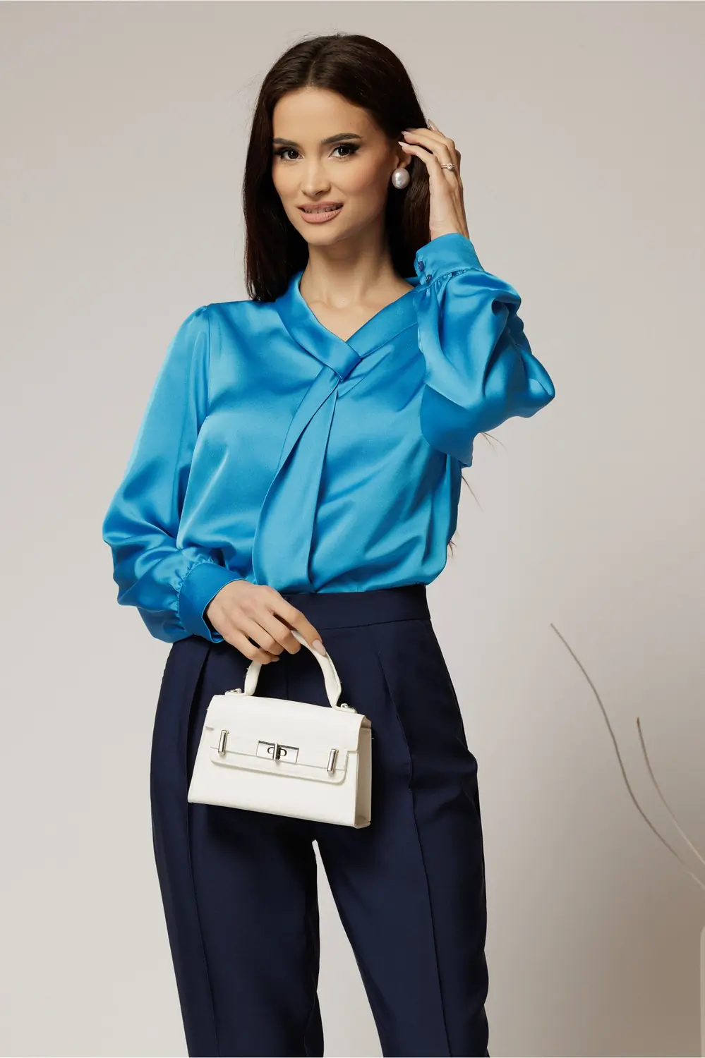 Bluza albastra din satin cu croi lejer si guler tip esarfa