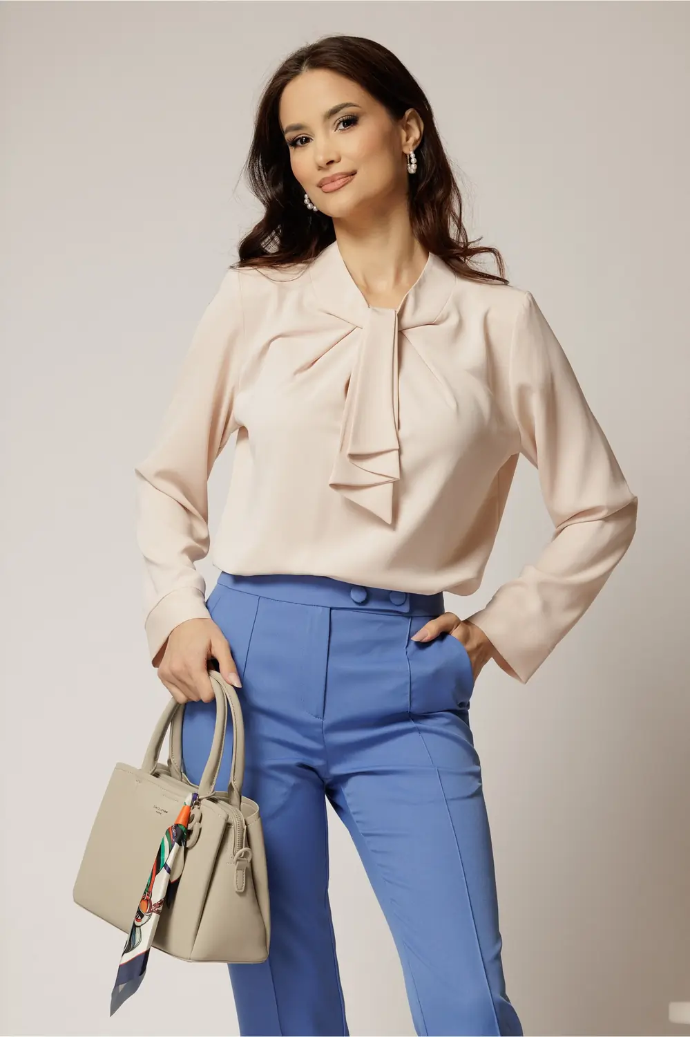 Bluza bej cu aplicatie tip cravata