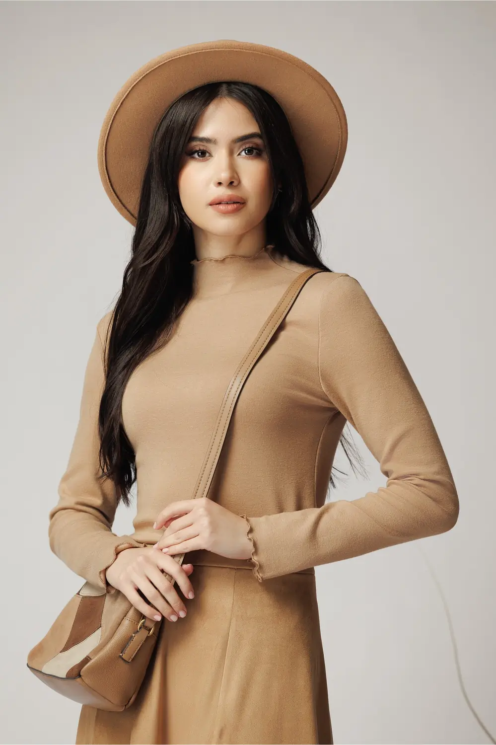 Bluza casual din viscoza maro camel cu guler incretit