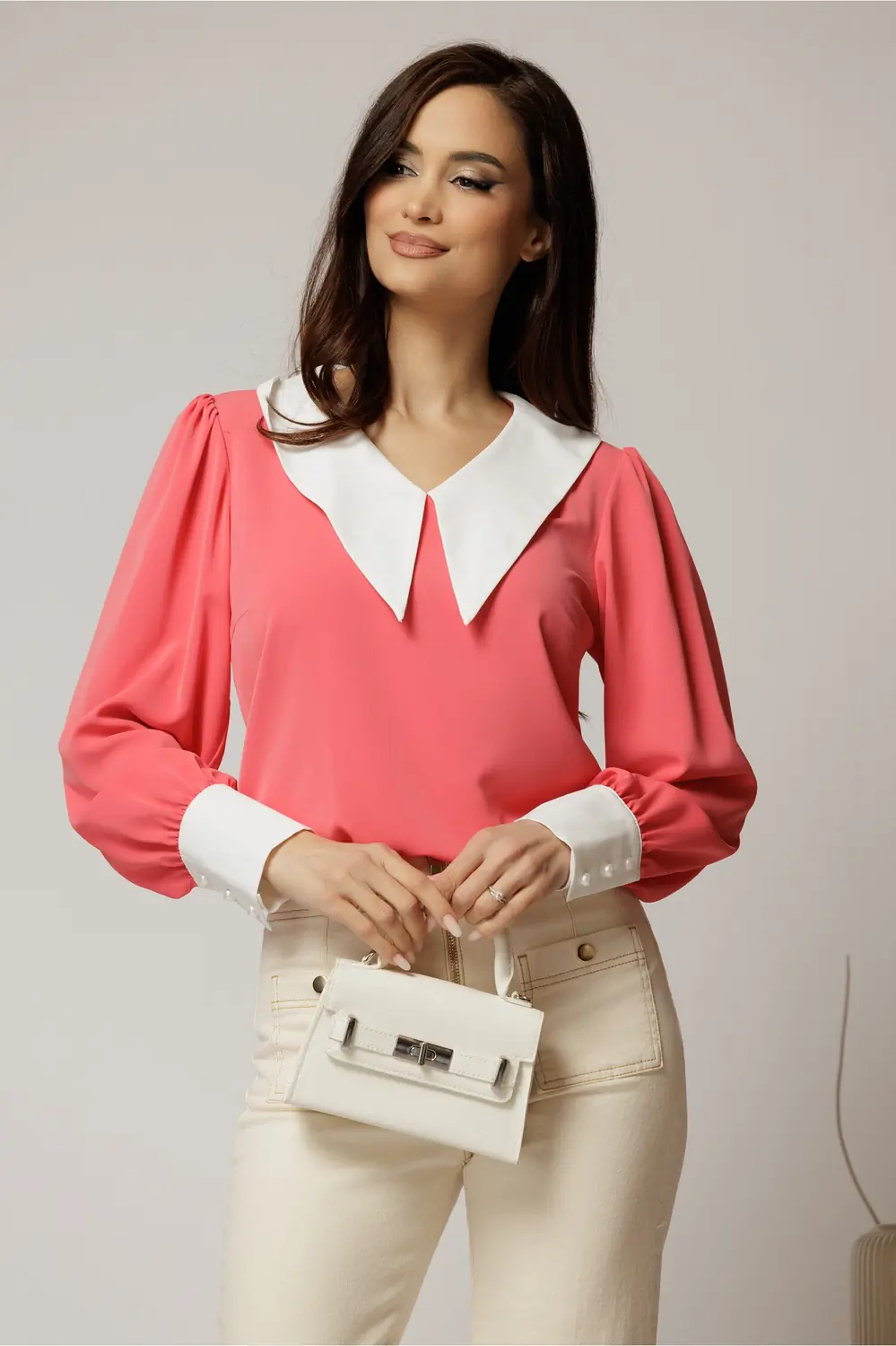 Bluza DY Fashion corai cu gulerul ascutitdin voal fluid