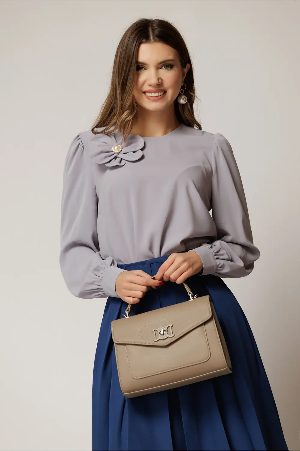 Bluza DY Fashion gri cu maneci bufante si floare cu perla la bust