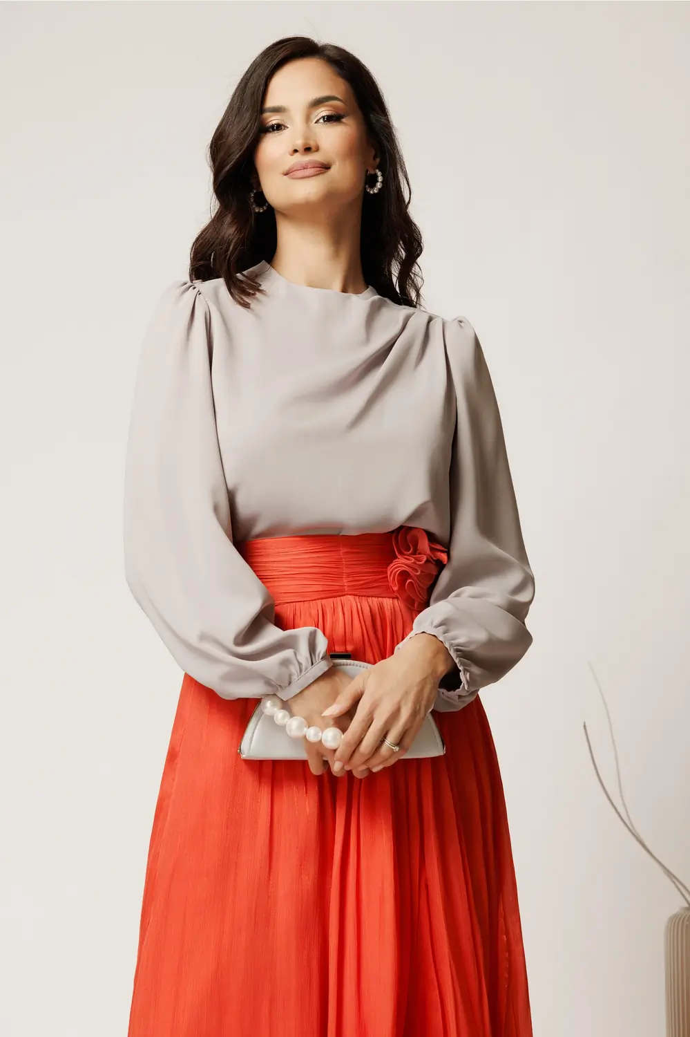 Bluza DY Fashion gri din triplu voal cu pliuri pe umar