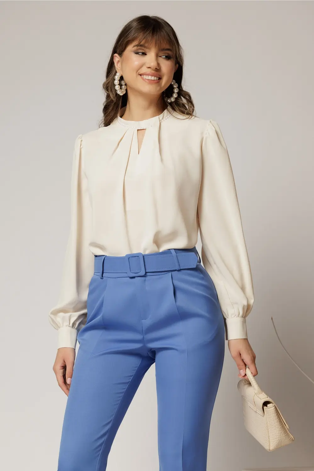 Bluza DY Fashion ivoar cu decupaj si perle la decolteu