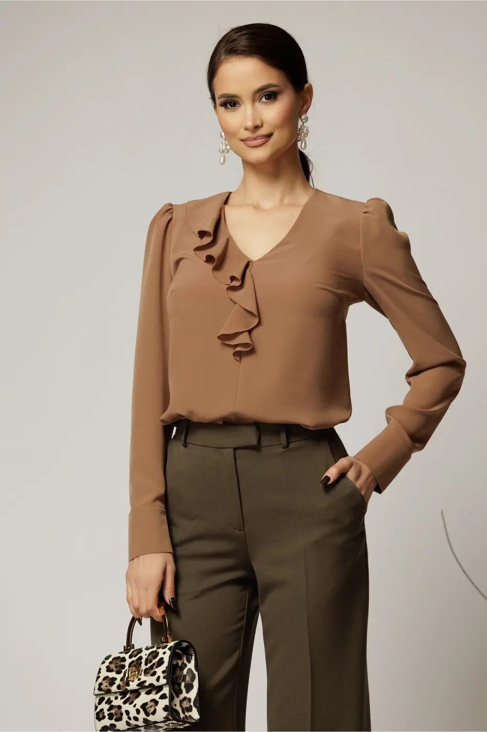 Bluza DY Fashion maro camel din voal plin cu decolteu in V si volanas