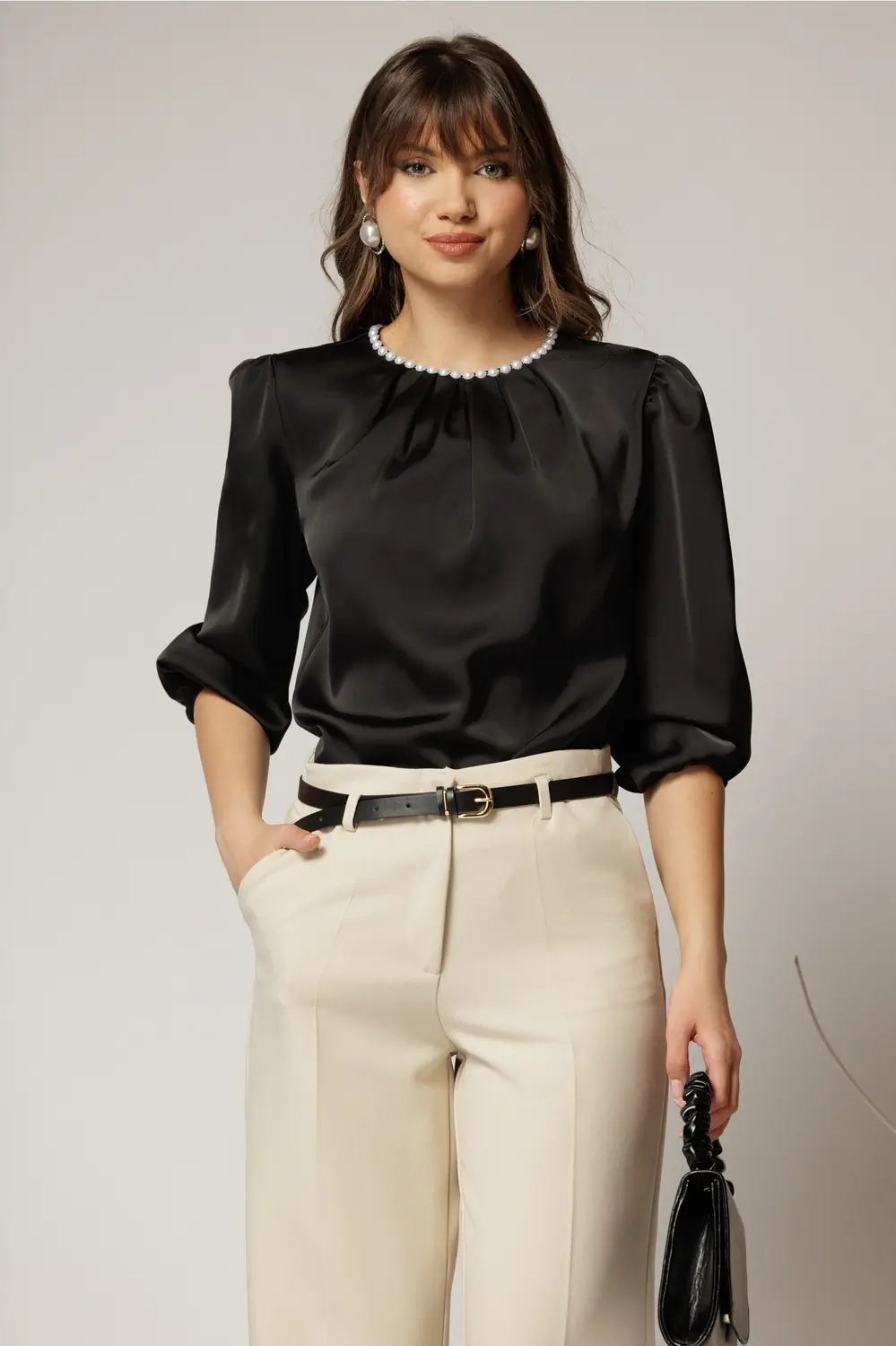 Bluza DY Fashion neagra din satin cu perle la decolteu