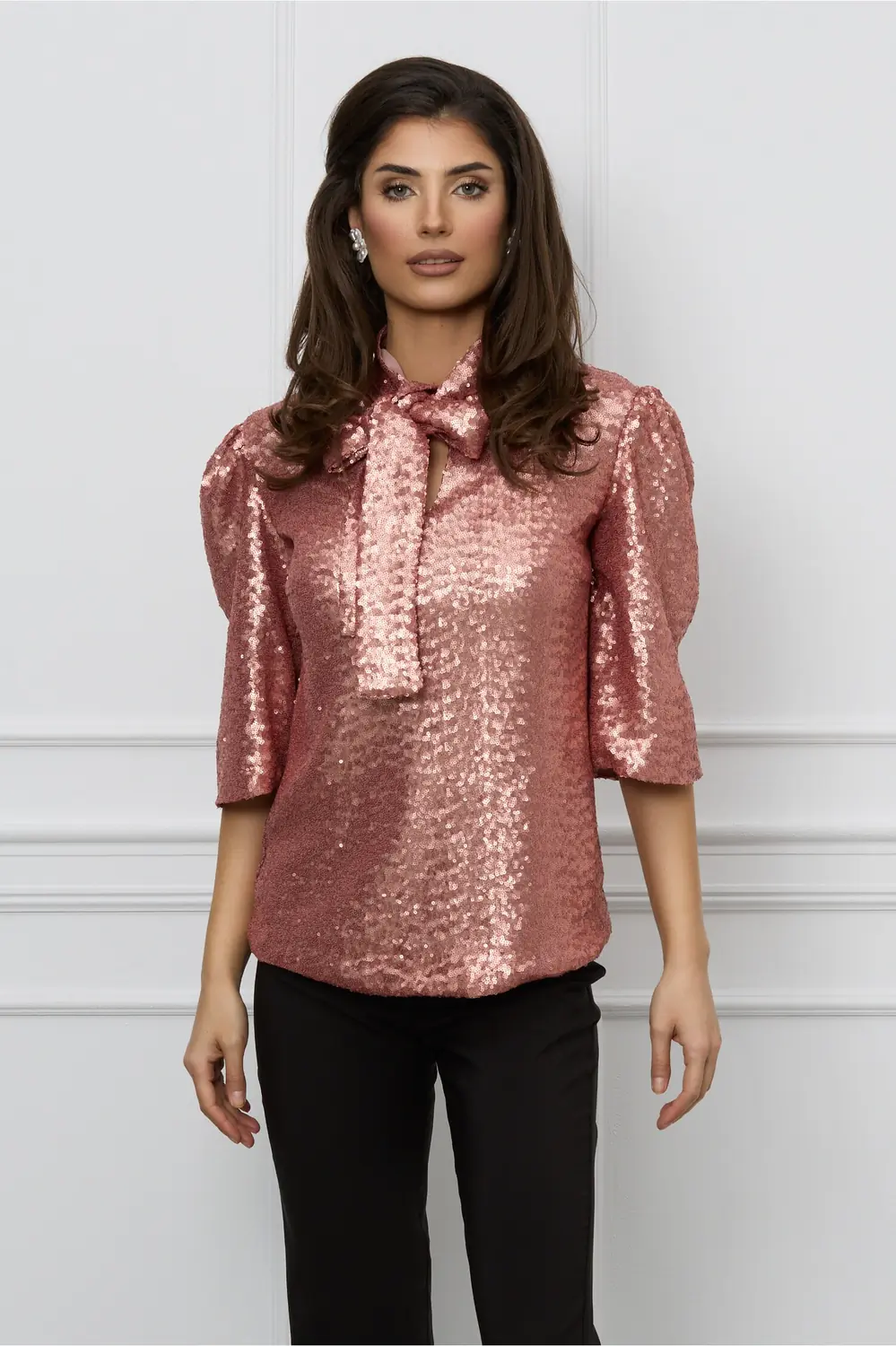 Bluza Dy Fashion rose din paiete cu funda la guler