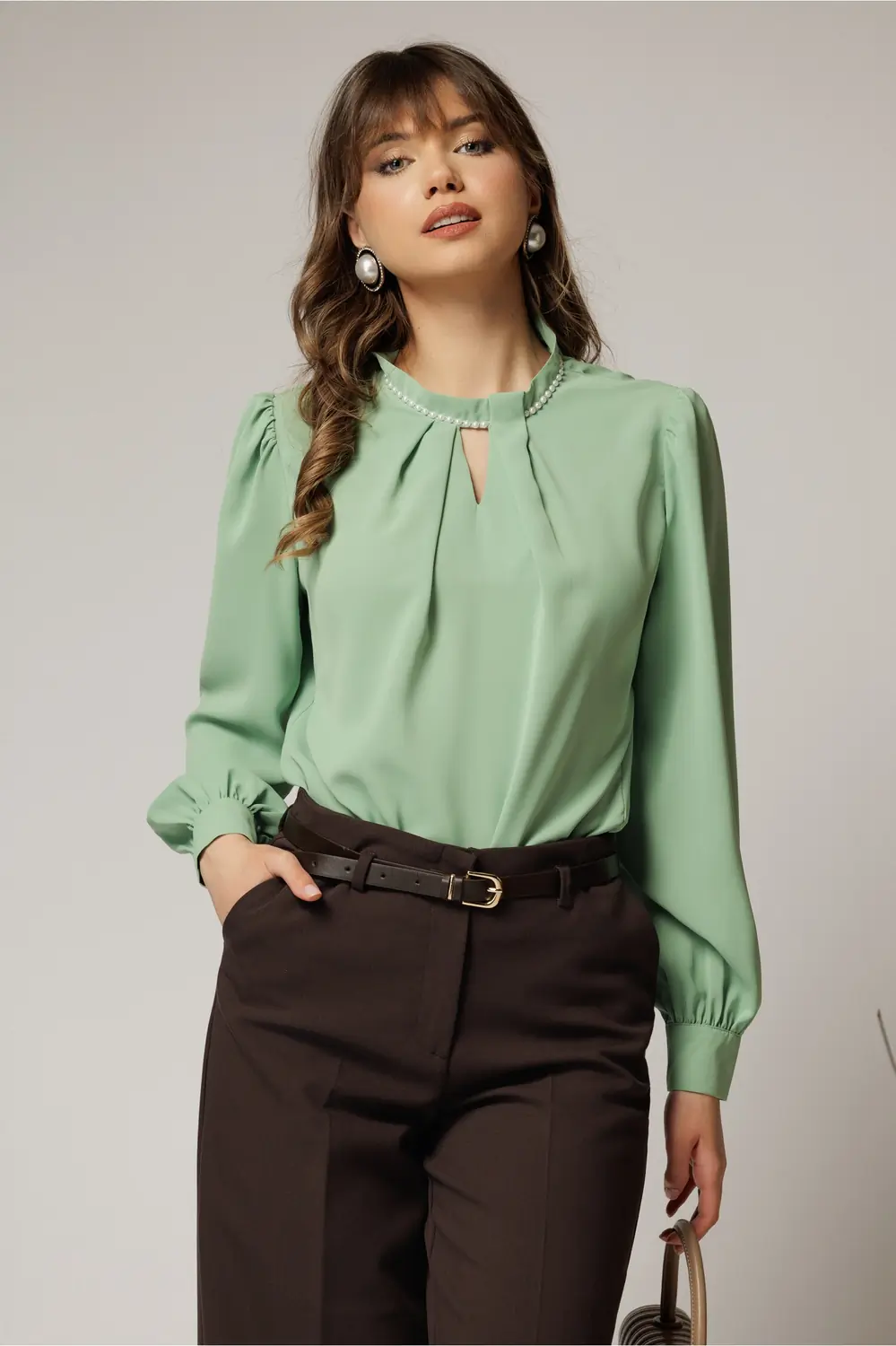 Bluza DY Fashion verde mint cu decupaj si perle la decolteu