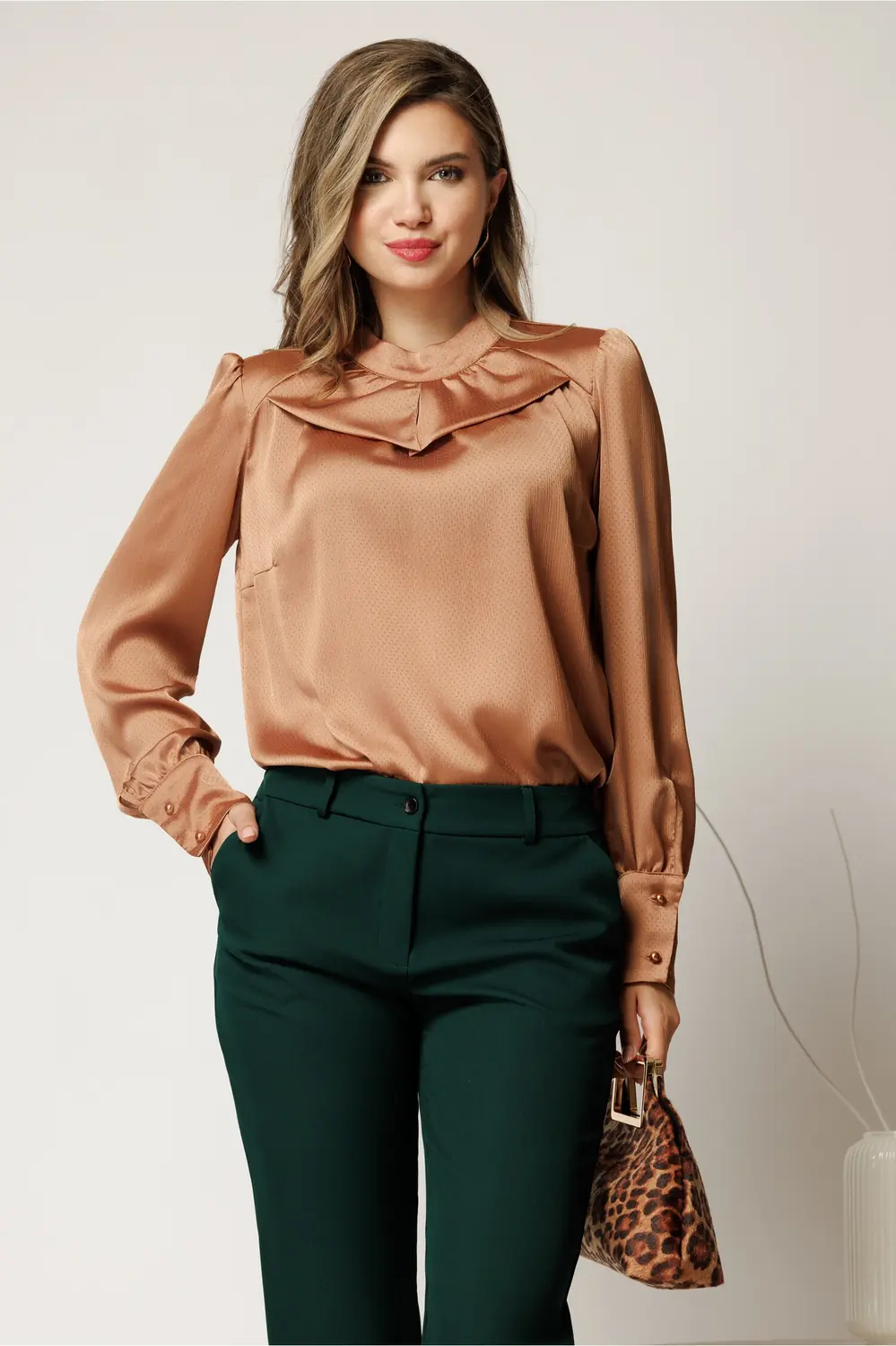 Bluza eleganta bej lejera din voal cu maneca lunga