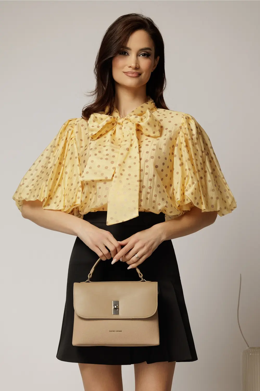 Bluza galbena cu buline din tencel cu maneci bufante si guler funda