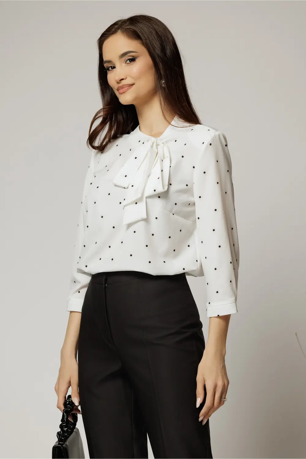 Bluza ivoar cu funda la decolteu si buline