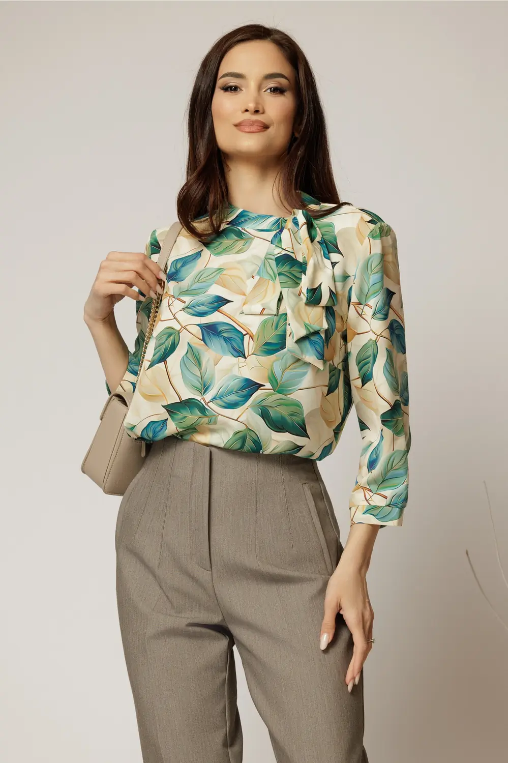 Bluza ivoar cu funda la decolteu si imprimeu in nuante de verde bej