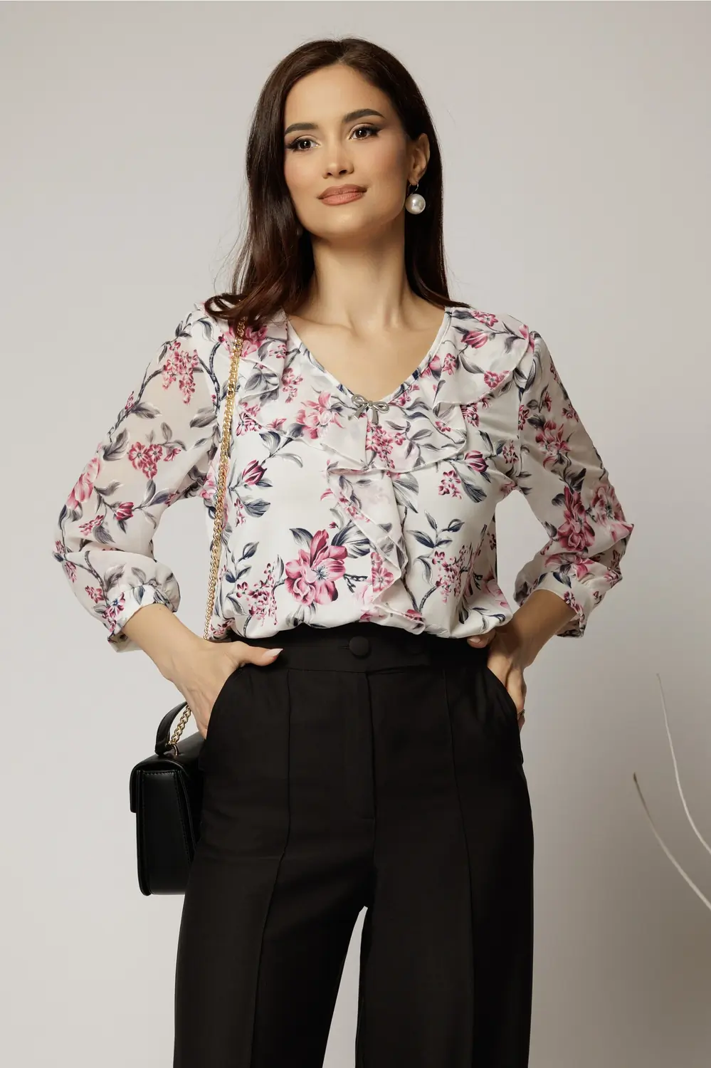 Bluza ivoar cu imprimeuri magenta si volan pe bust