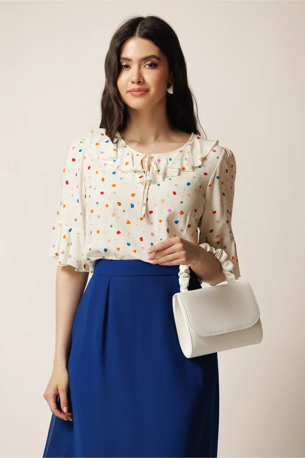 Bluza ivory din viscoza lejera cu imprimeu colorat si volnas la decolteu