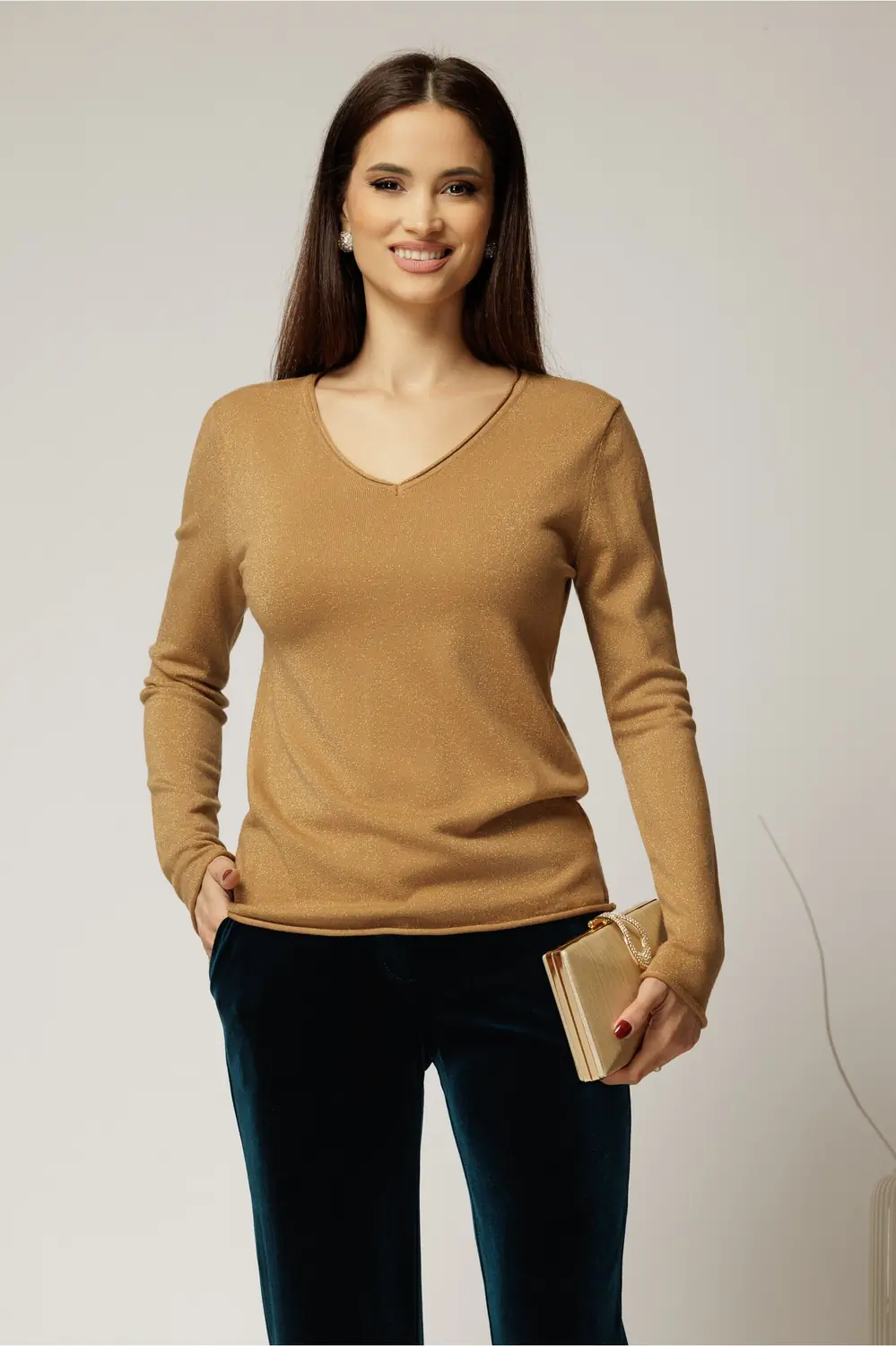 Bluza maro camel din tricot cu decolteu in V si fir lurex