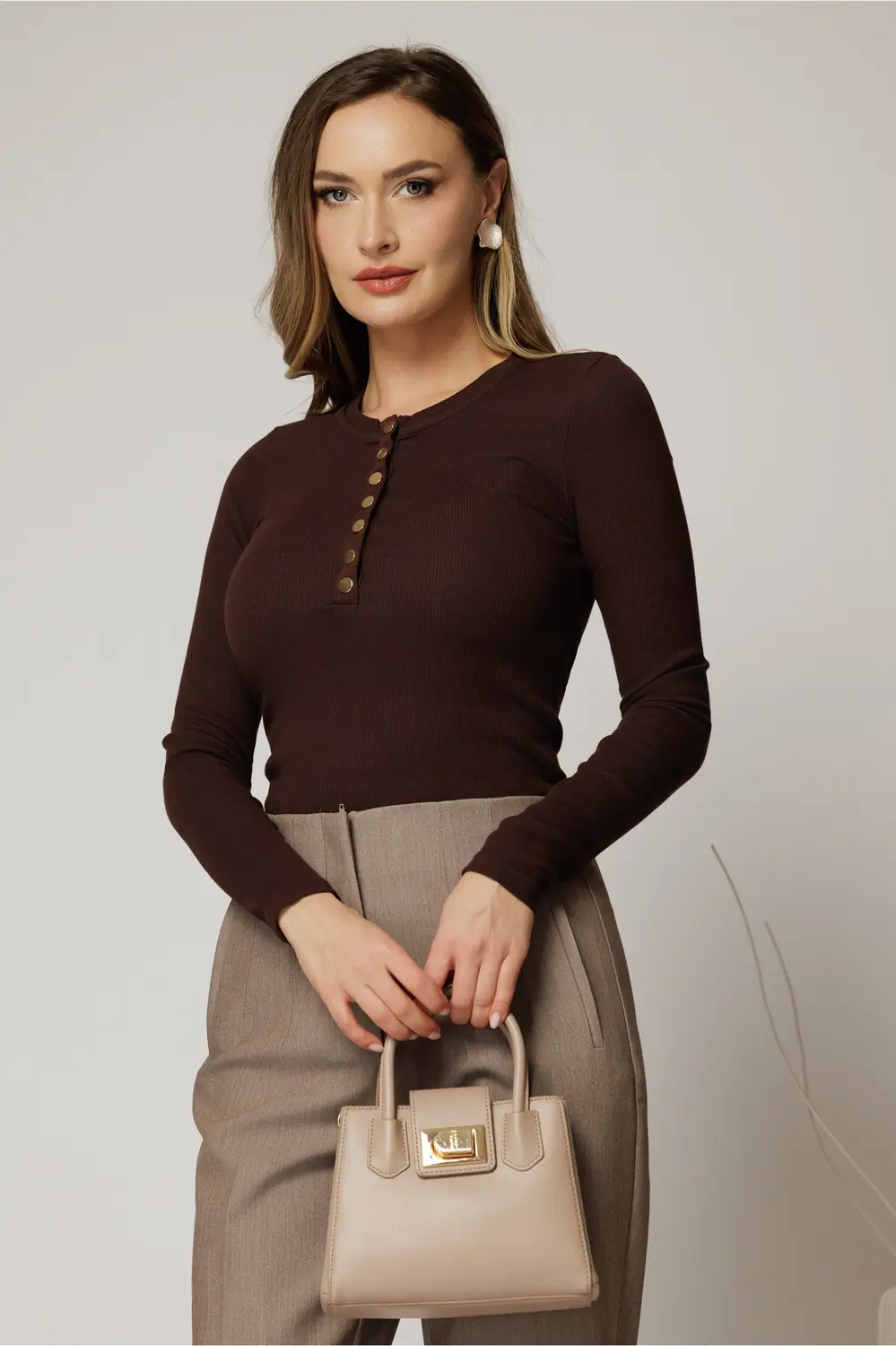 Bluza maro din bumbac croi mulat cu maneca lunga