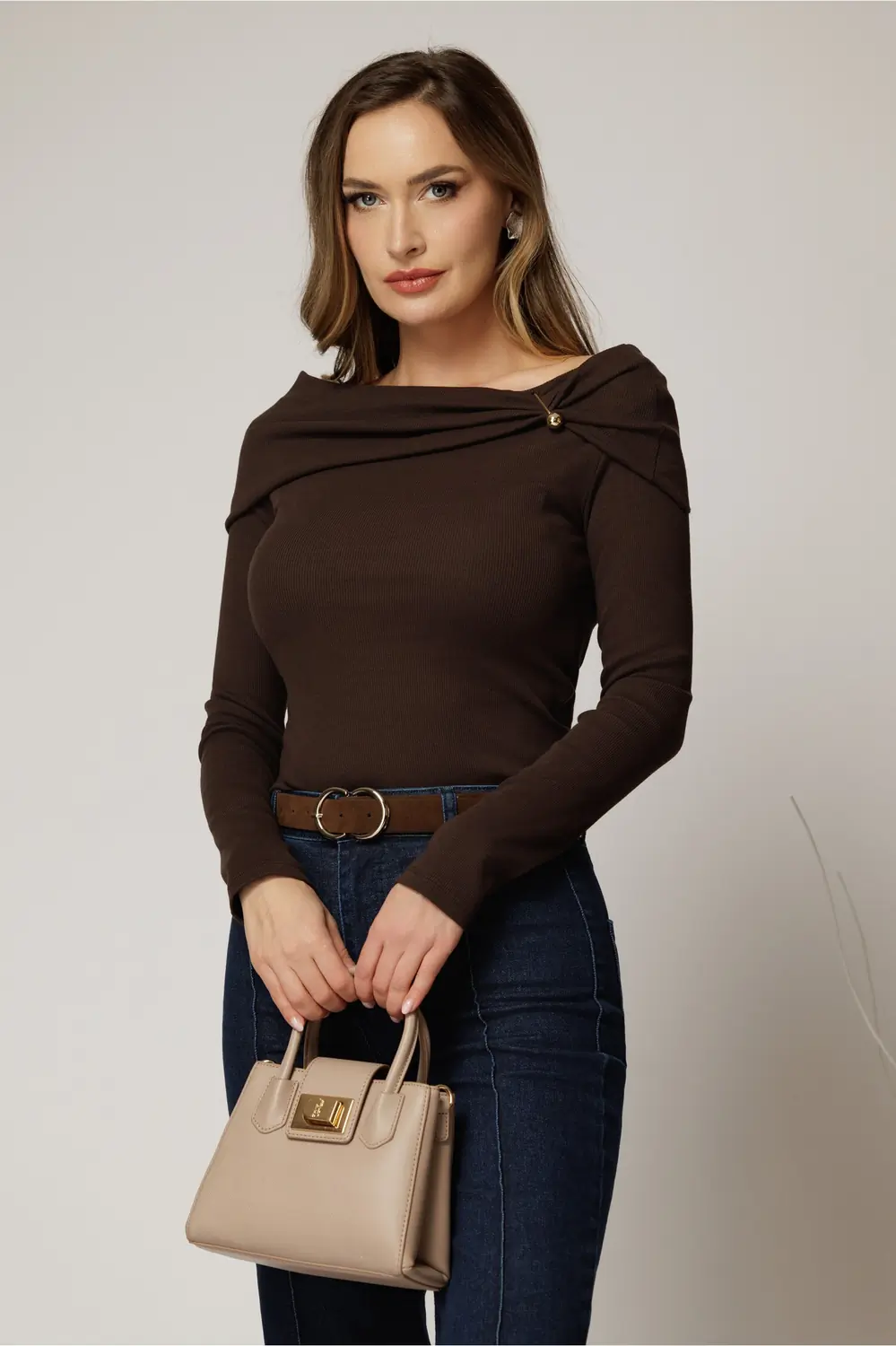 Bluza maro din bumbac cu decolteu barcuta si brosa