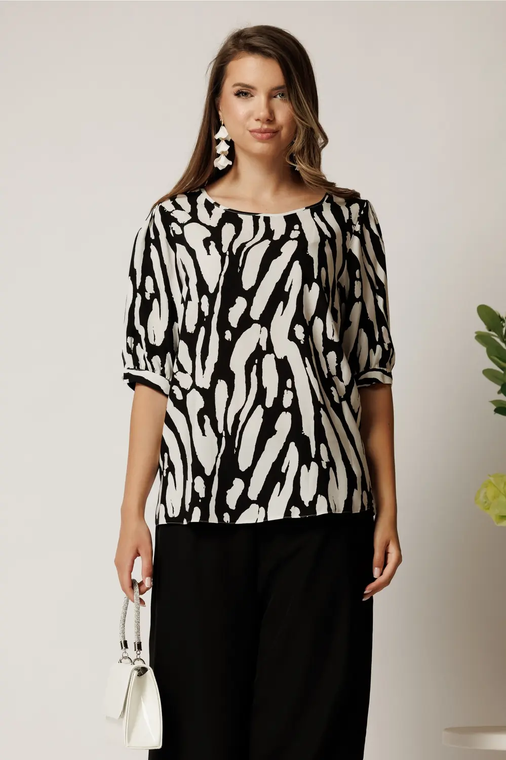 Bluza neagra cu imprimeuri albe lejera din viscoza