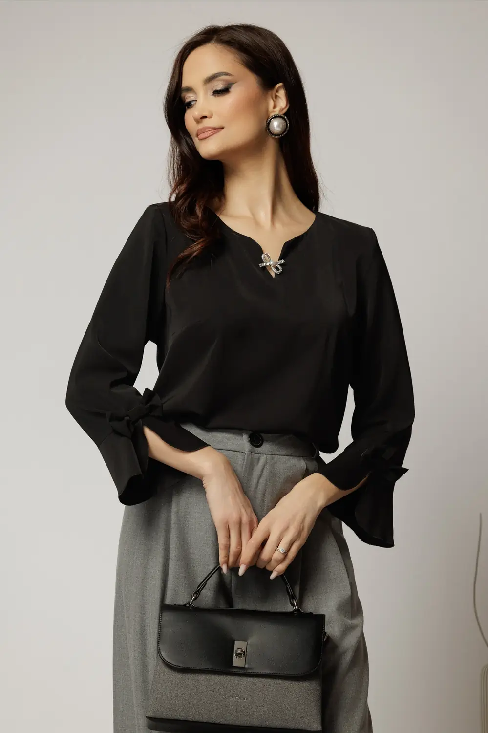 Bluza neagra din voal cu funde la maneci si brosa la decolteu