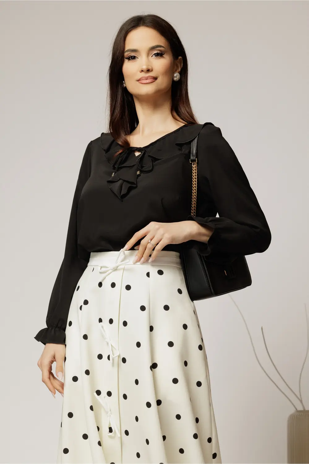 Bluza neagra eleganta cu volanase si snur la decolteu