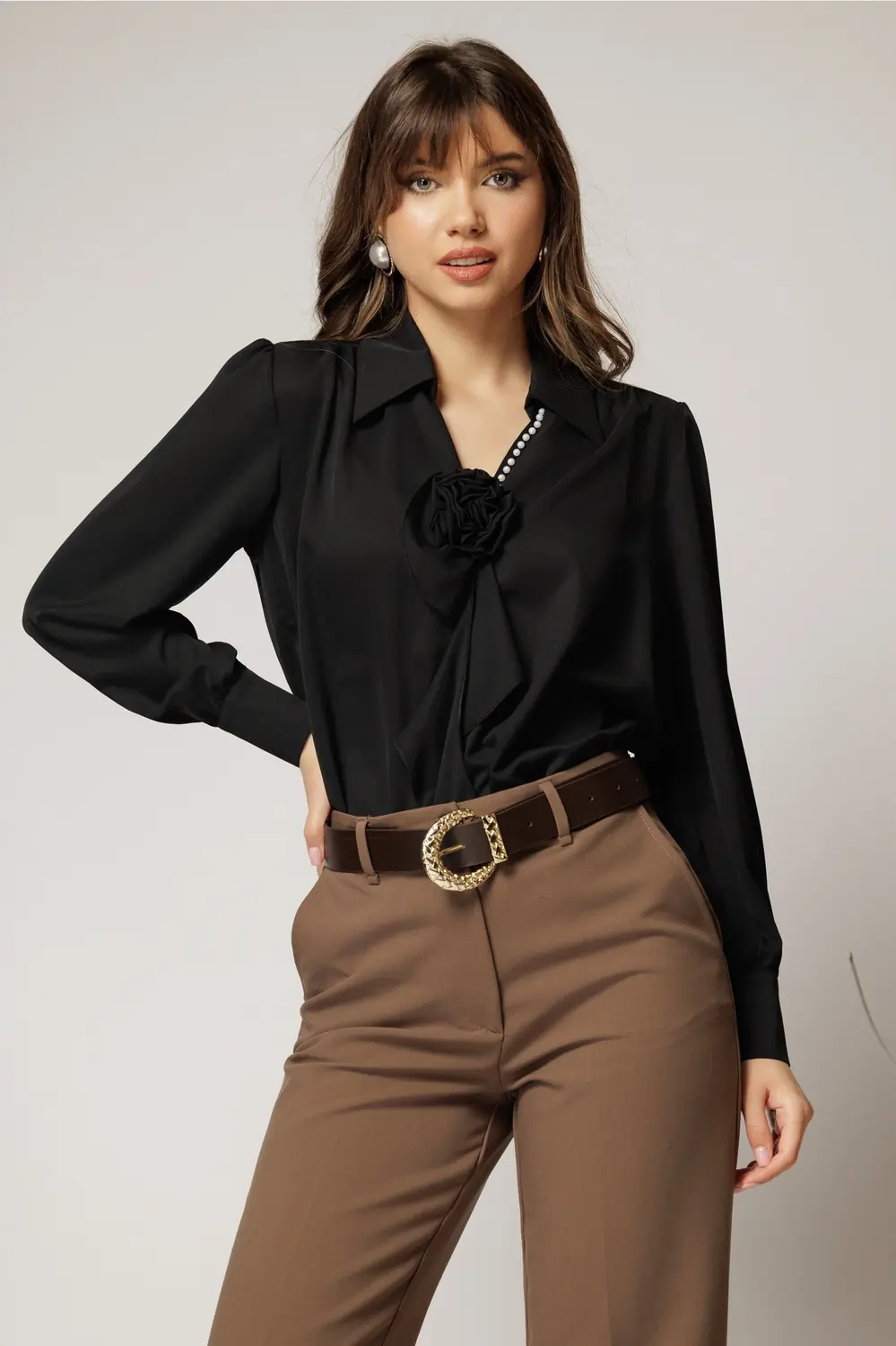 Bluza neagra eleganta din voal cu decolteu V perlute si detaliu floral