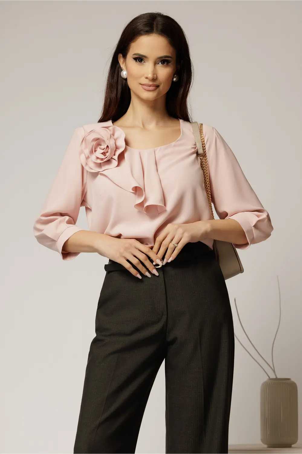 Bluza roz din triplu voal cu floare si volanas la bust