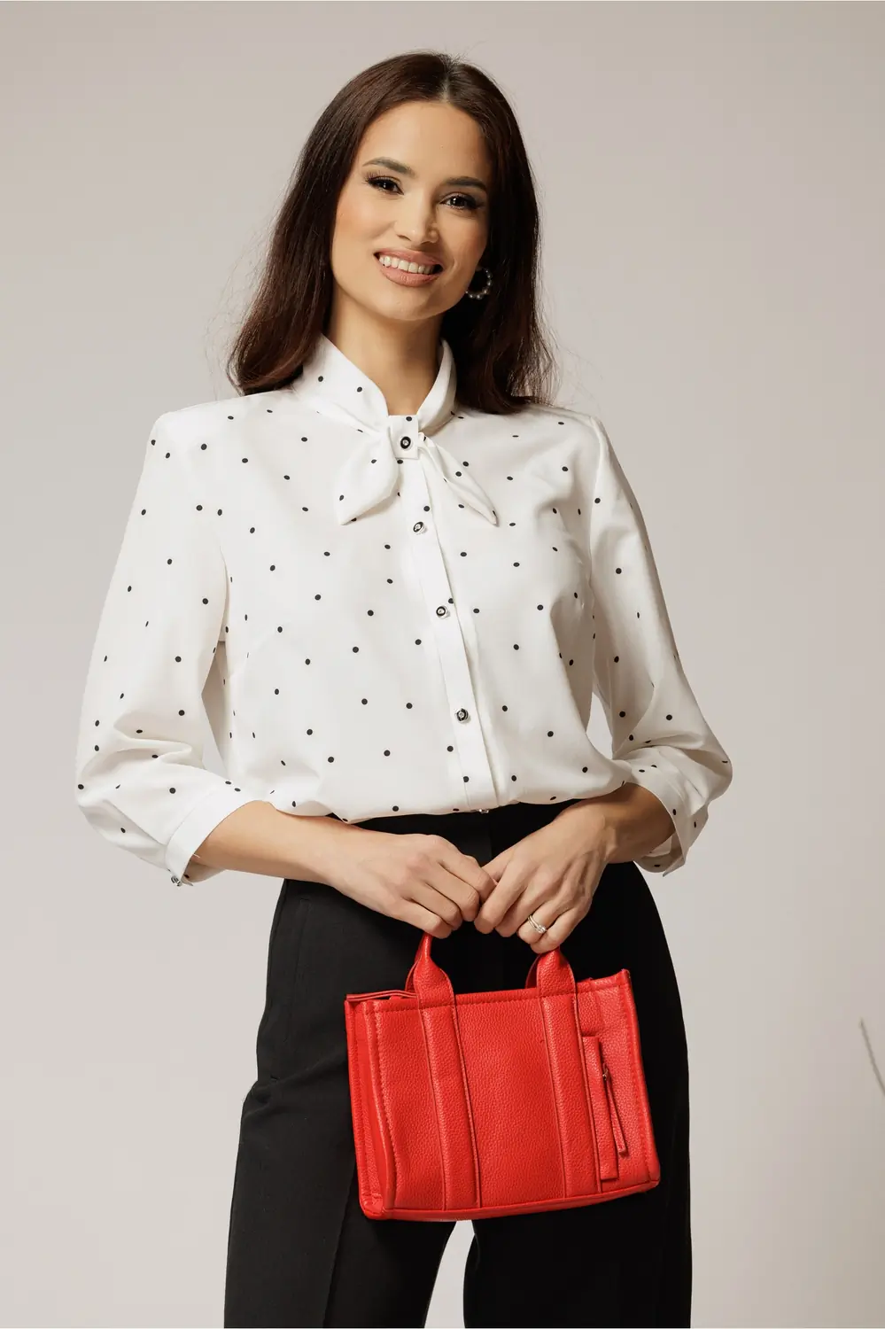 Camasa alba cu buline negre cu funda la guler si inchidere cu nasturi