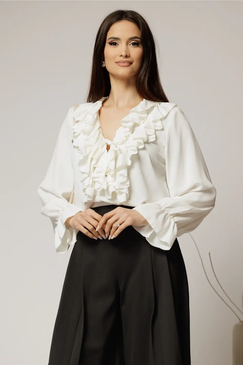 Camasa alba din voal cu volanase la bust si decolteu adanc