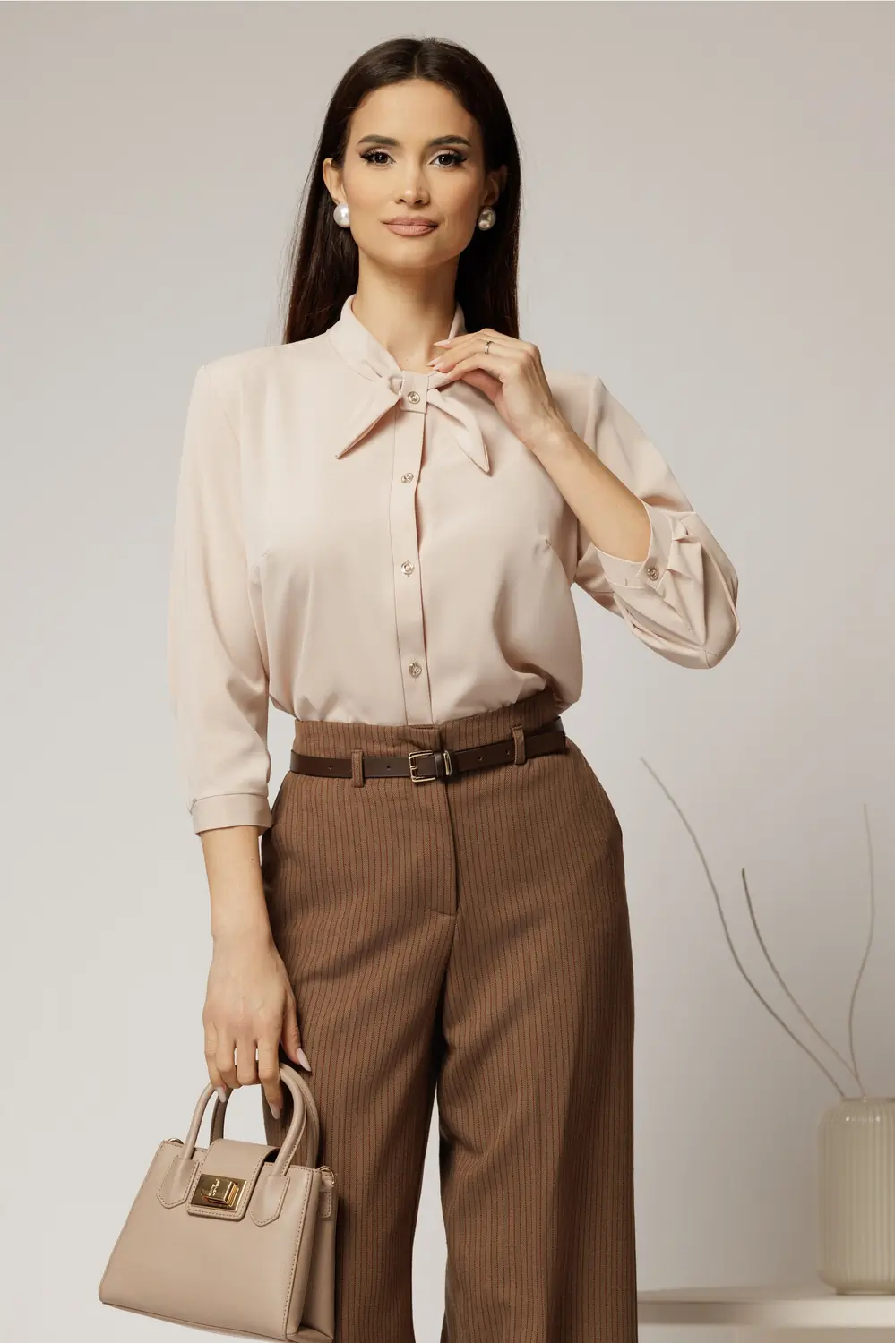 Camasa bej cu funda la guler si inchidere cu nasturi