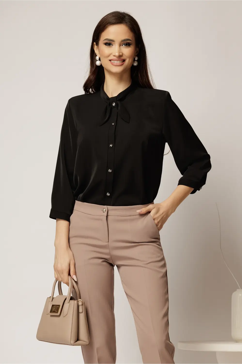 Camasa neagra cu funda la guler si inchidere cu nasturi