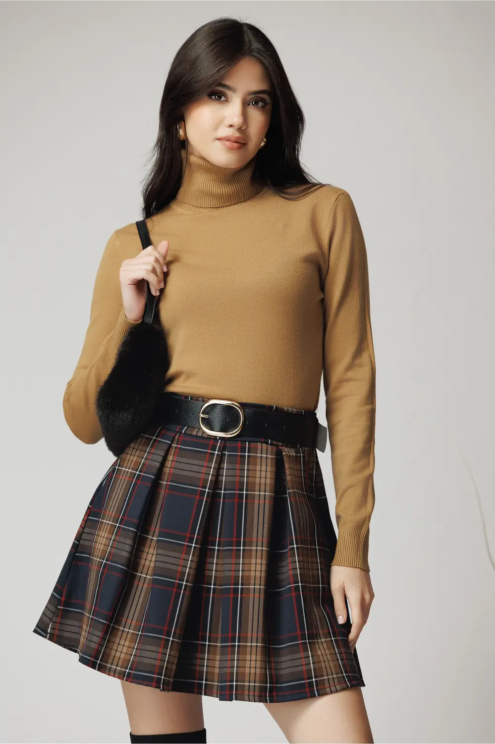 Maleta din tricot maro camel cu guler intors