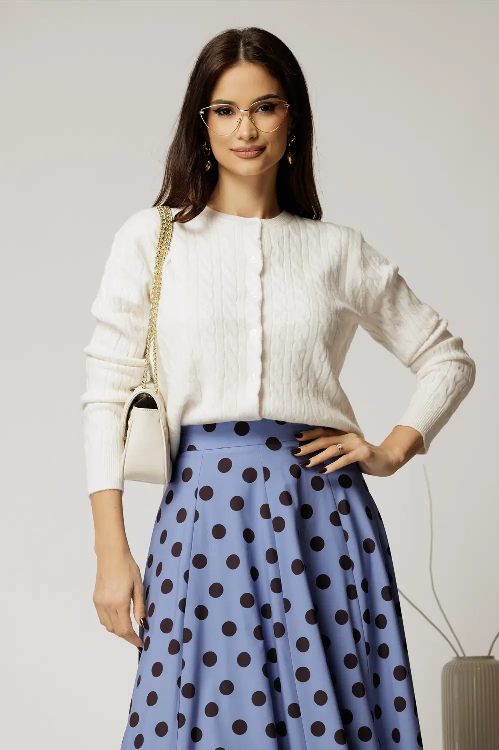 Pulover alb din tricot cu inchidere cu nasturi