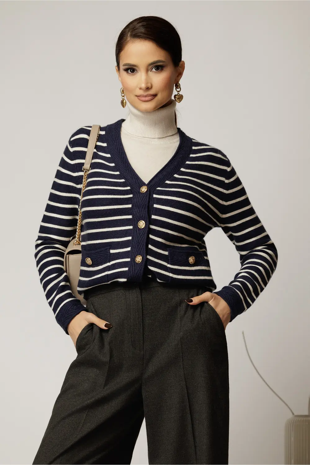 Pulover bleumarin cu dungi albe si inchidere cu nasturi