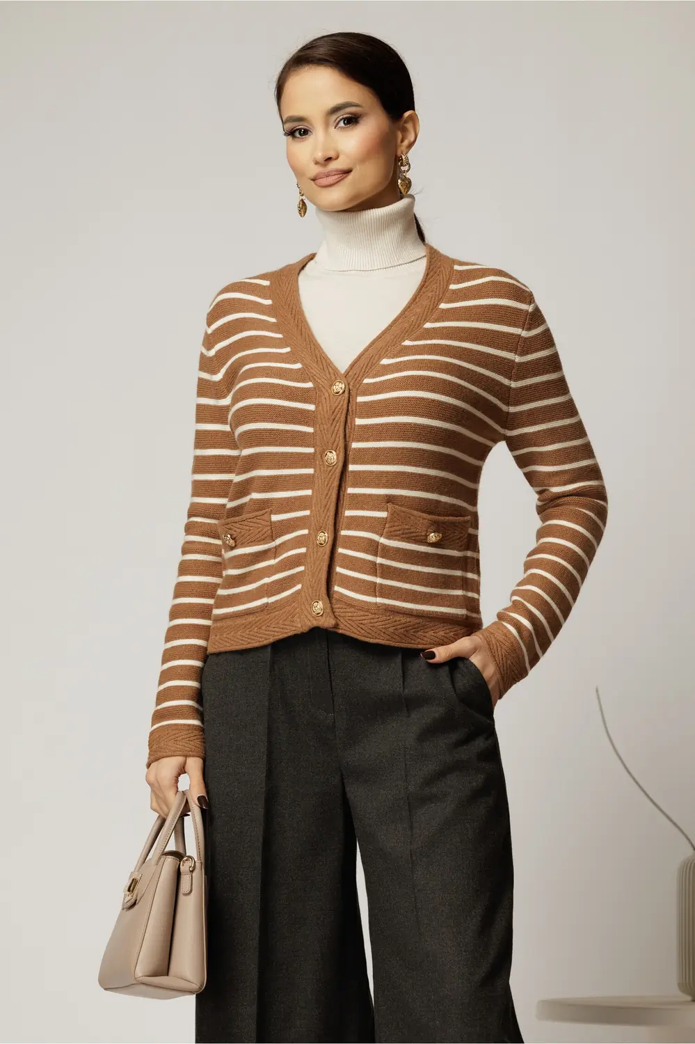 Pulover maro cu dungi albe si inchidere cu nasturi