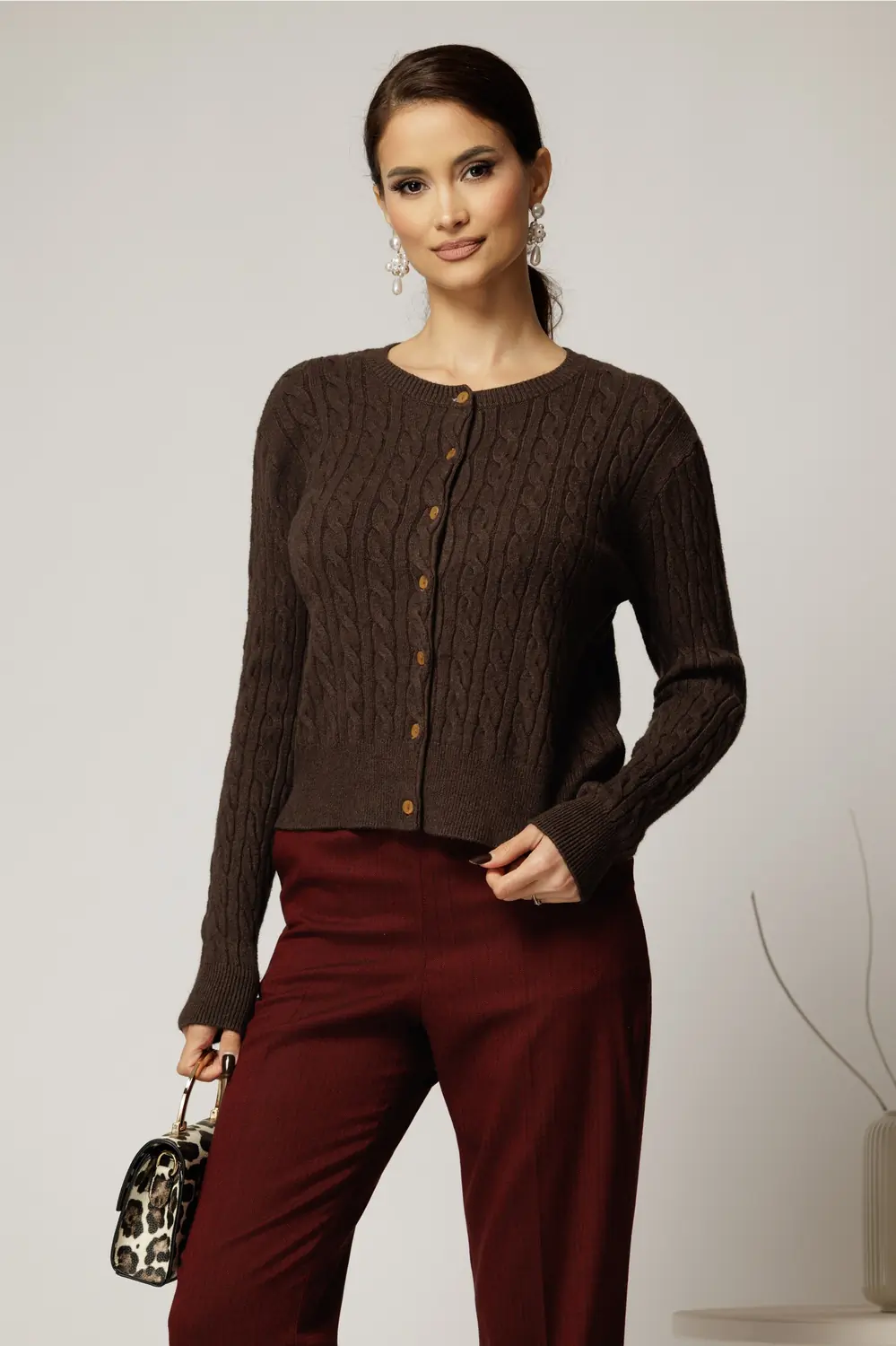 Pulover maro din tricot cu inchidere cu nasturi