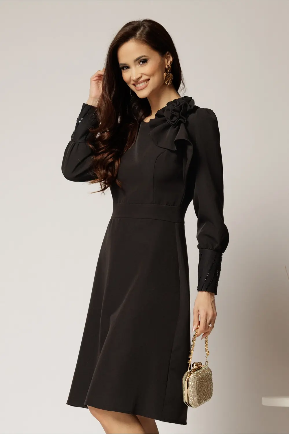 Rochia DY Fashion neagra cu mansete din paiete si funda ampla pe umar