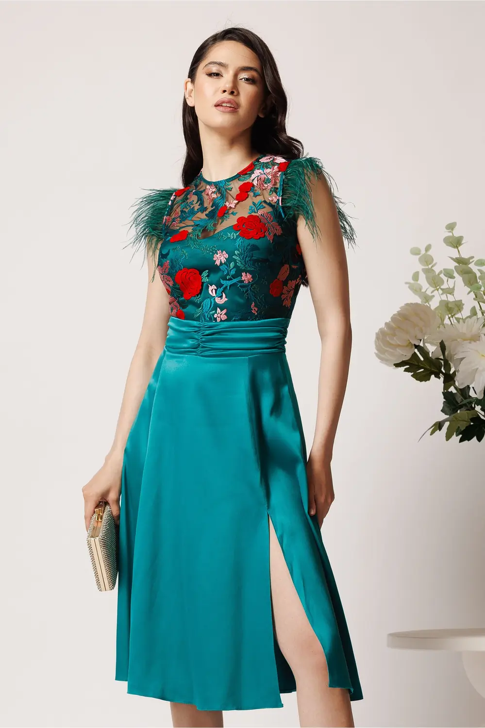 Rochie DY Fashion din satin verde cu broderie la bust si pene la umeri