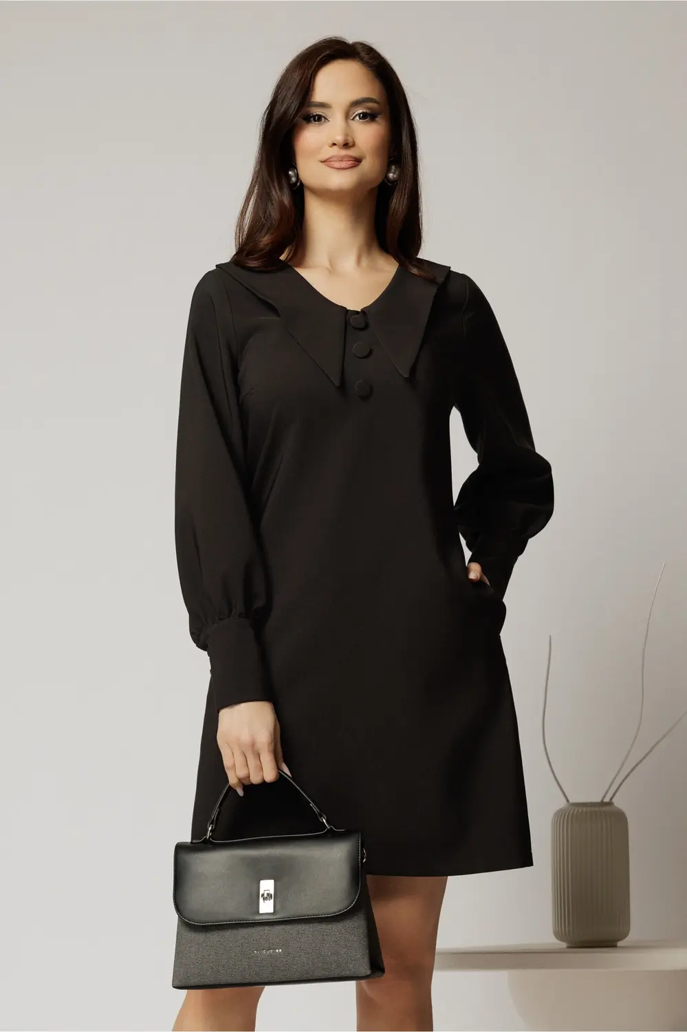 Rochie DY Fashion neagra scurta cu croi cambrat si guler in colturi