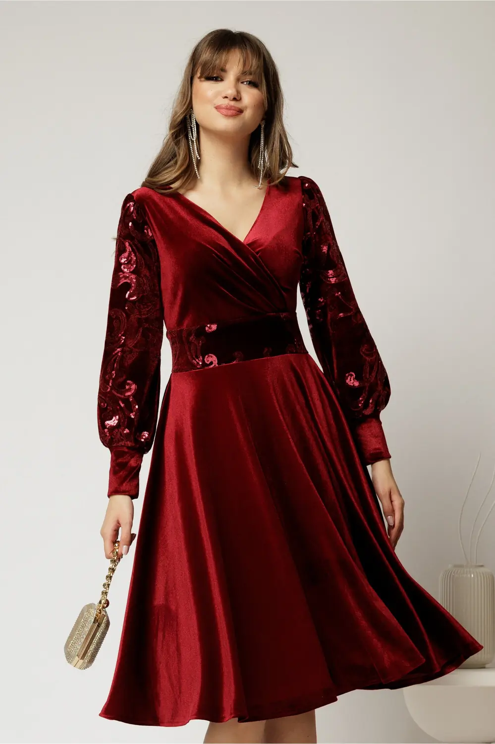 Rochie Elif eleganta din catifea bordo cu paiete pe maneci si talie