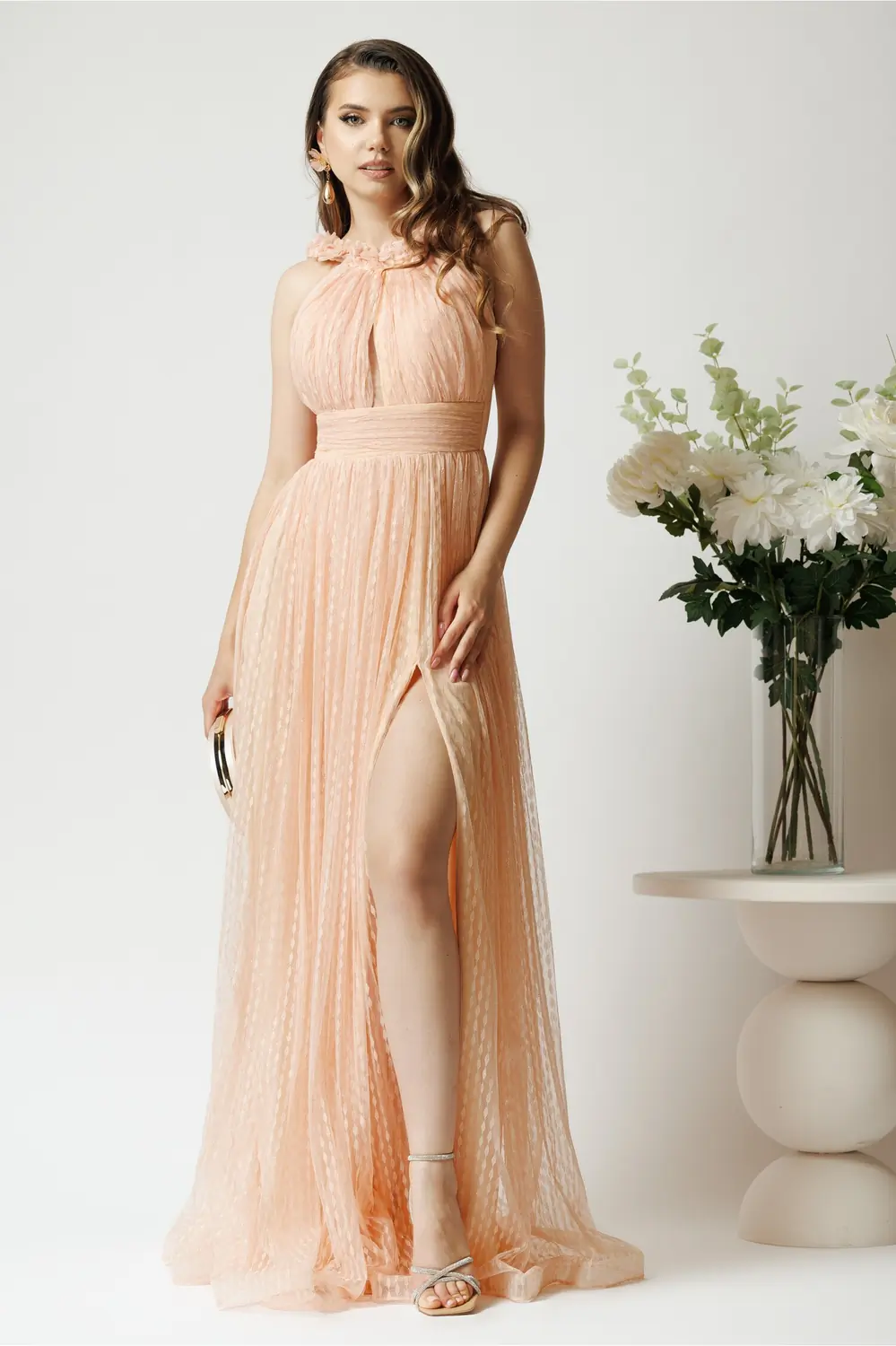 Rochie lunga de ocazie din dantela roz piersica cu glitter