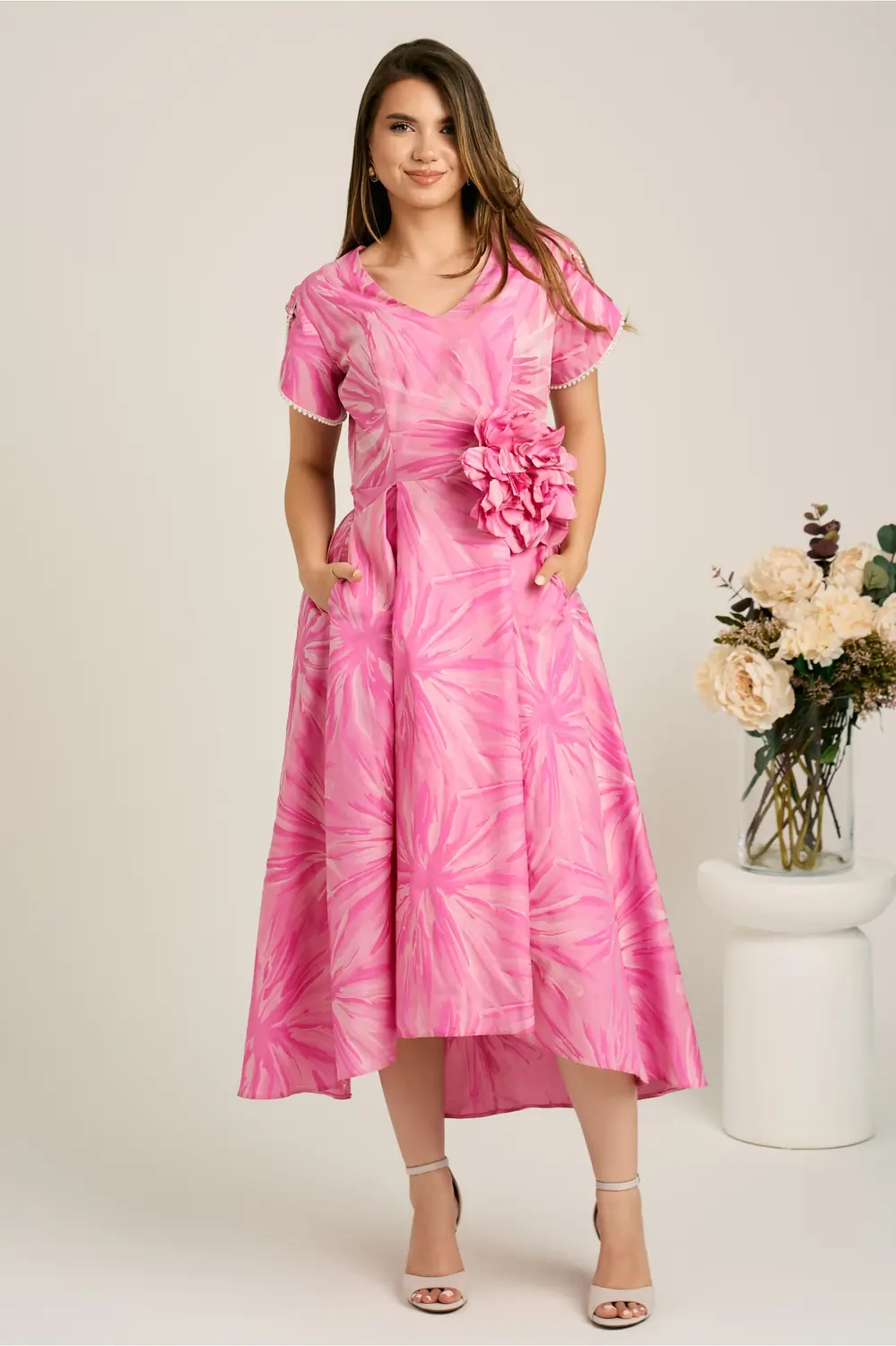 Rochie lunga roz din brocard in clos cu imprimeu si floare maxi detasabila- LaDonna