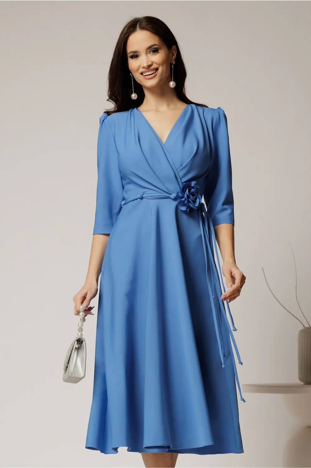 Rochie midi albastra din stofa in clos cu floare in talie