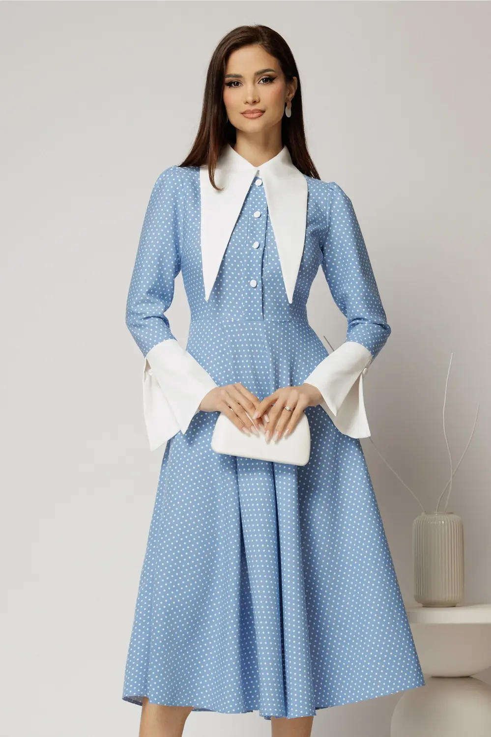 Rochie midi bleu cu buline si guler ascutit