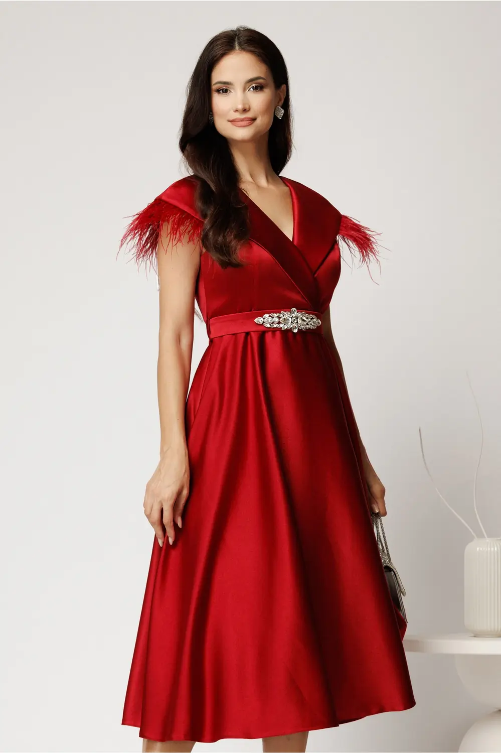 Rochie midi bordo din tafta cu pene la umeri si cordon in talie